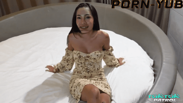 คลิปหลุด TukTukPatrol น้องแอนนา Anna สาวไทยโดนฝรั่งนัดเย็ดชวนขึ้นตุ๊กๆไปคอนโดนจับผลักนอนลงเตียง ล้วงหีเกี่ยวเบ็ดจนเงี่ยนหีแฉะจับโม๊คควยดูดเสียวๆก่อนจับควยเสียบหีเย็ดสดขย่มเย็ดรัวๆซอยหีครางเสียว